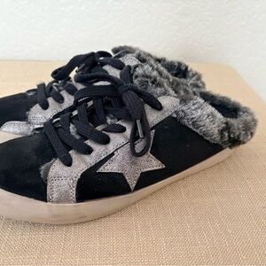 SHU SHOP Black and Gray Star Mule Sneakers with Fur Trim